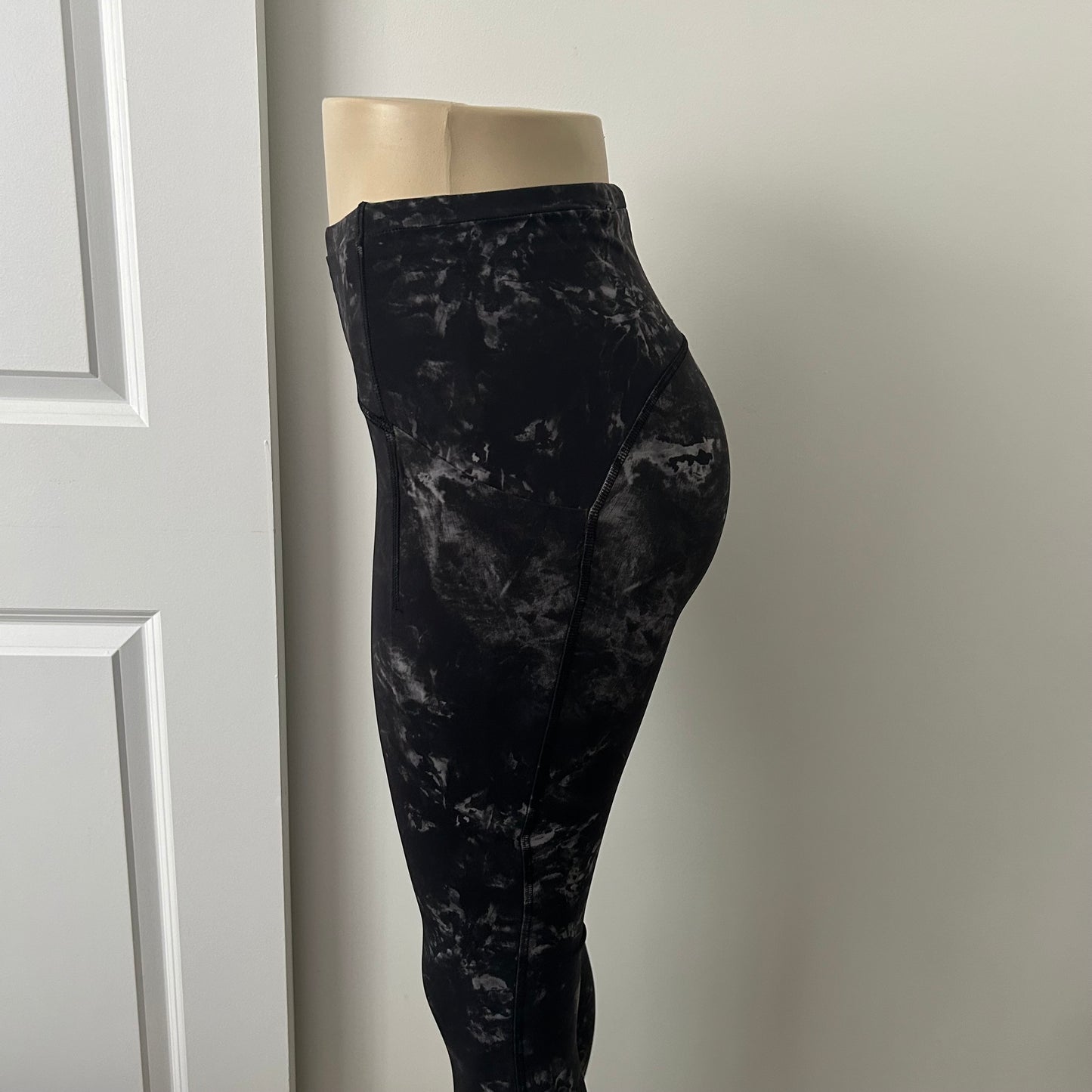 Lululemon Size 4 Swift Speed High Rise Leggings Aquila Black Multi 28”