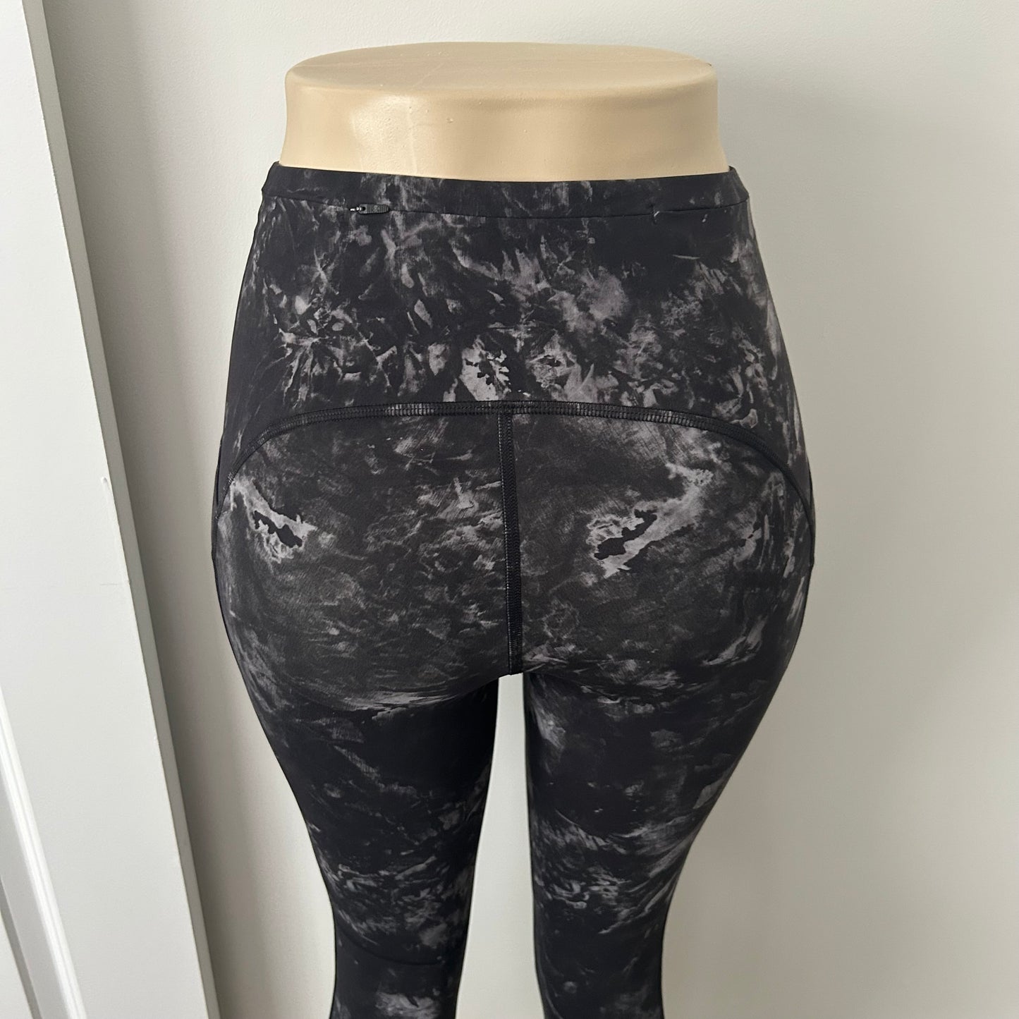Lululemon Size 4 Swift Speed High Rise Leggings Aquila Black Multi 28”