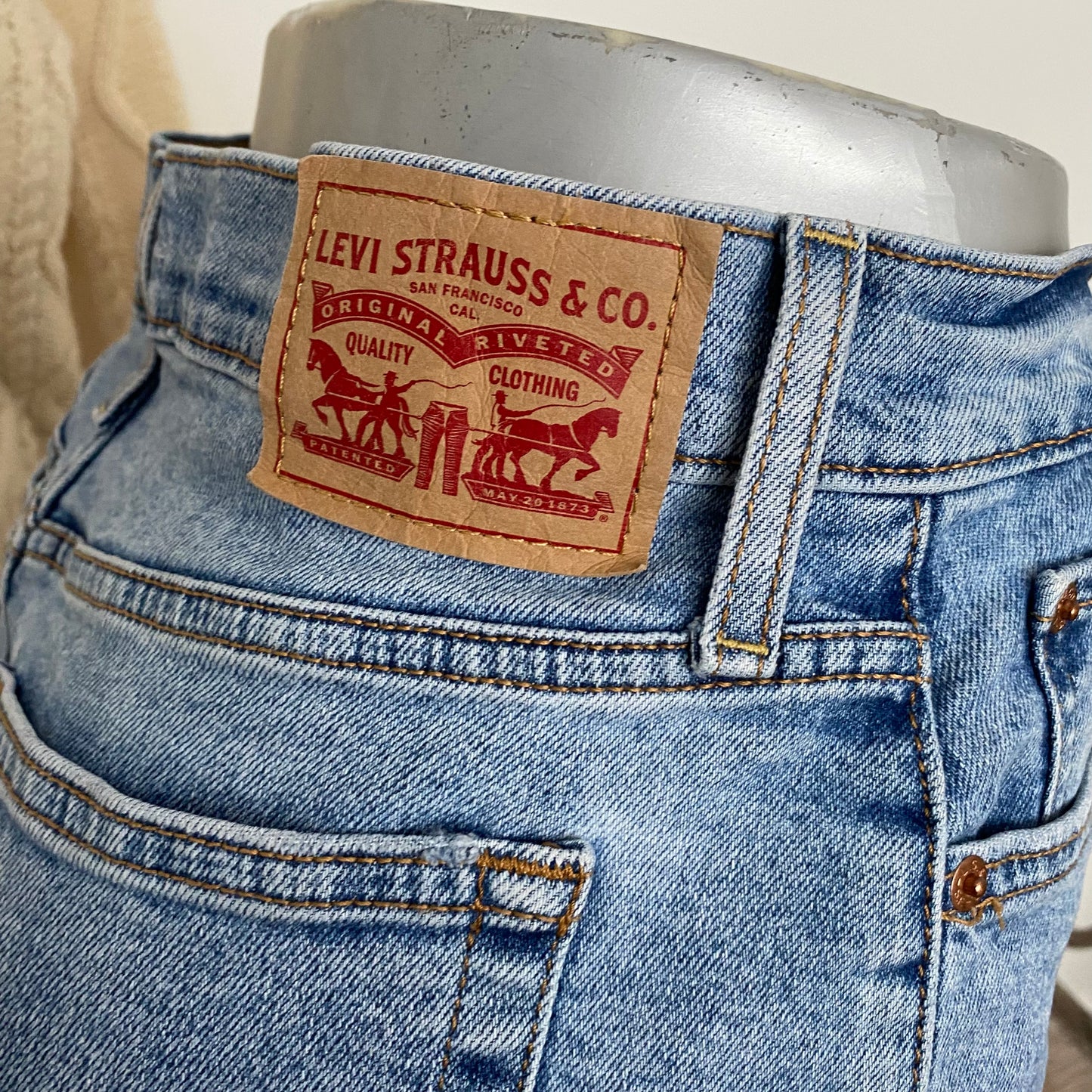 Levi’s Wedgie Straight High Rise Blue Denim Jeans Size 31