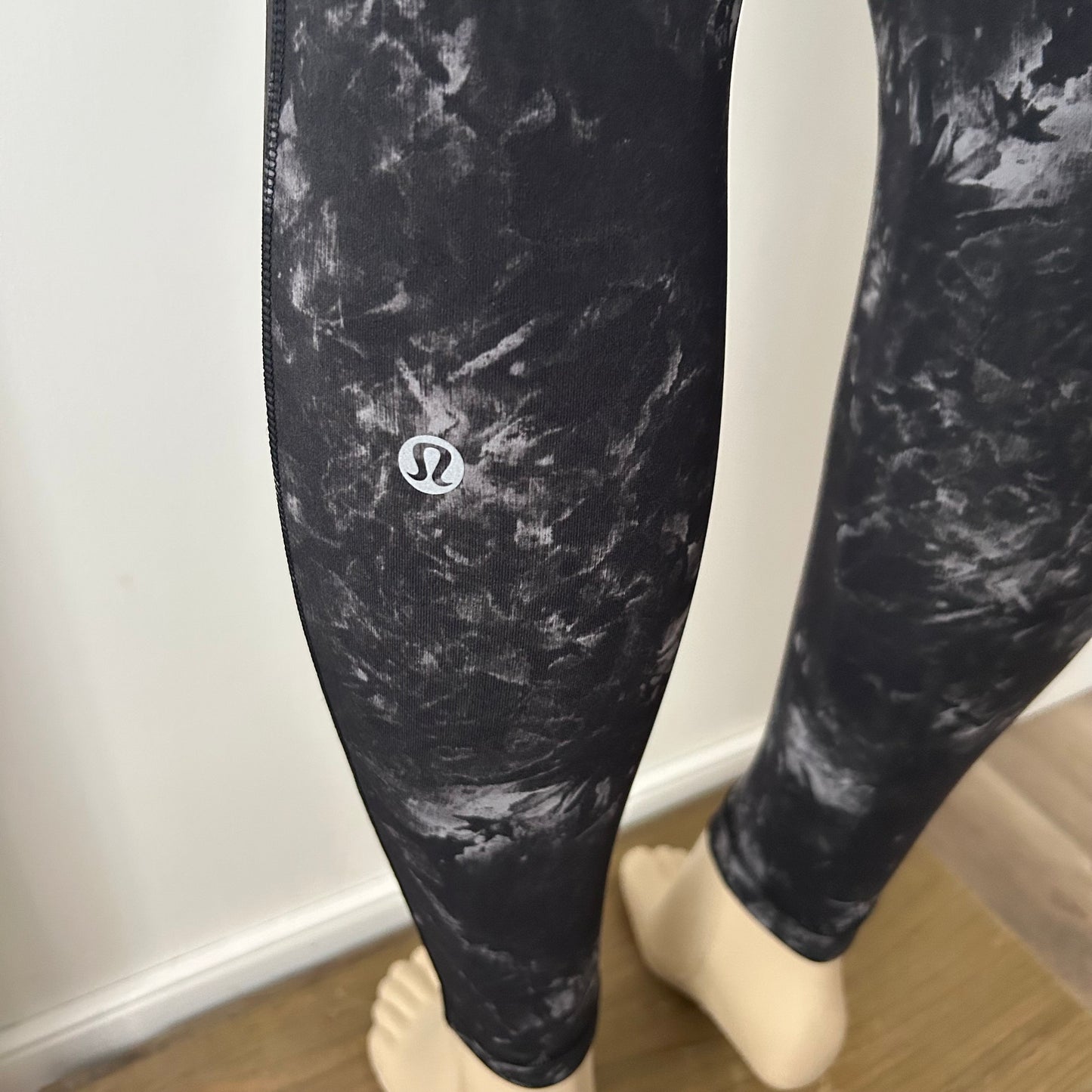 Lululemon Size 4 Swift Speed High Rise Leggings Aquila Black Multi 28”