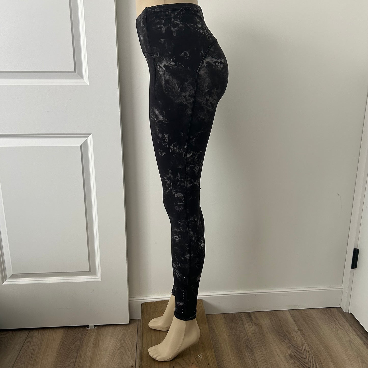 Lululemon Size 4 Swift Speed High Rise Leggings Aquila Black Multi 28”