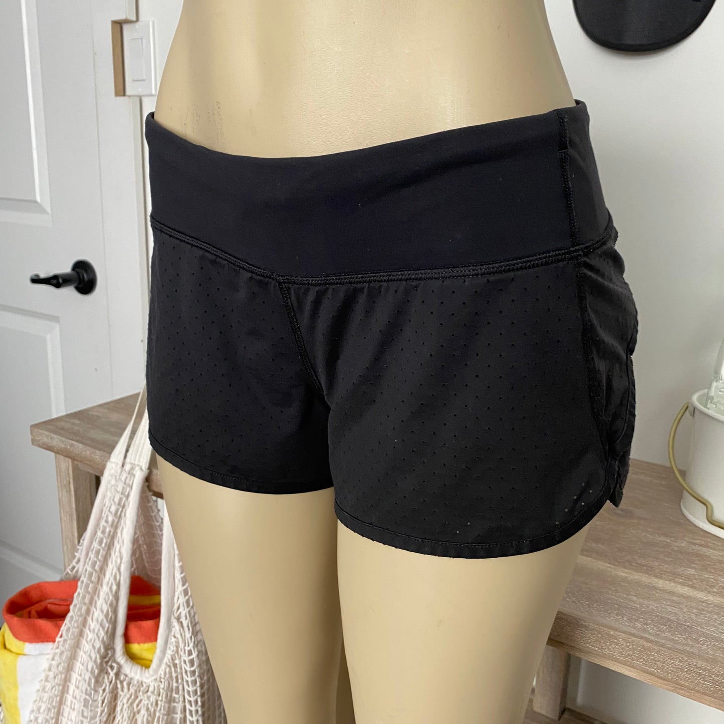 Lululemon Speed Shorts Perforated 2.5” Size 6