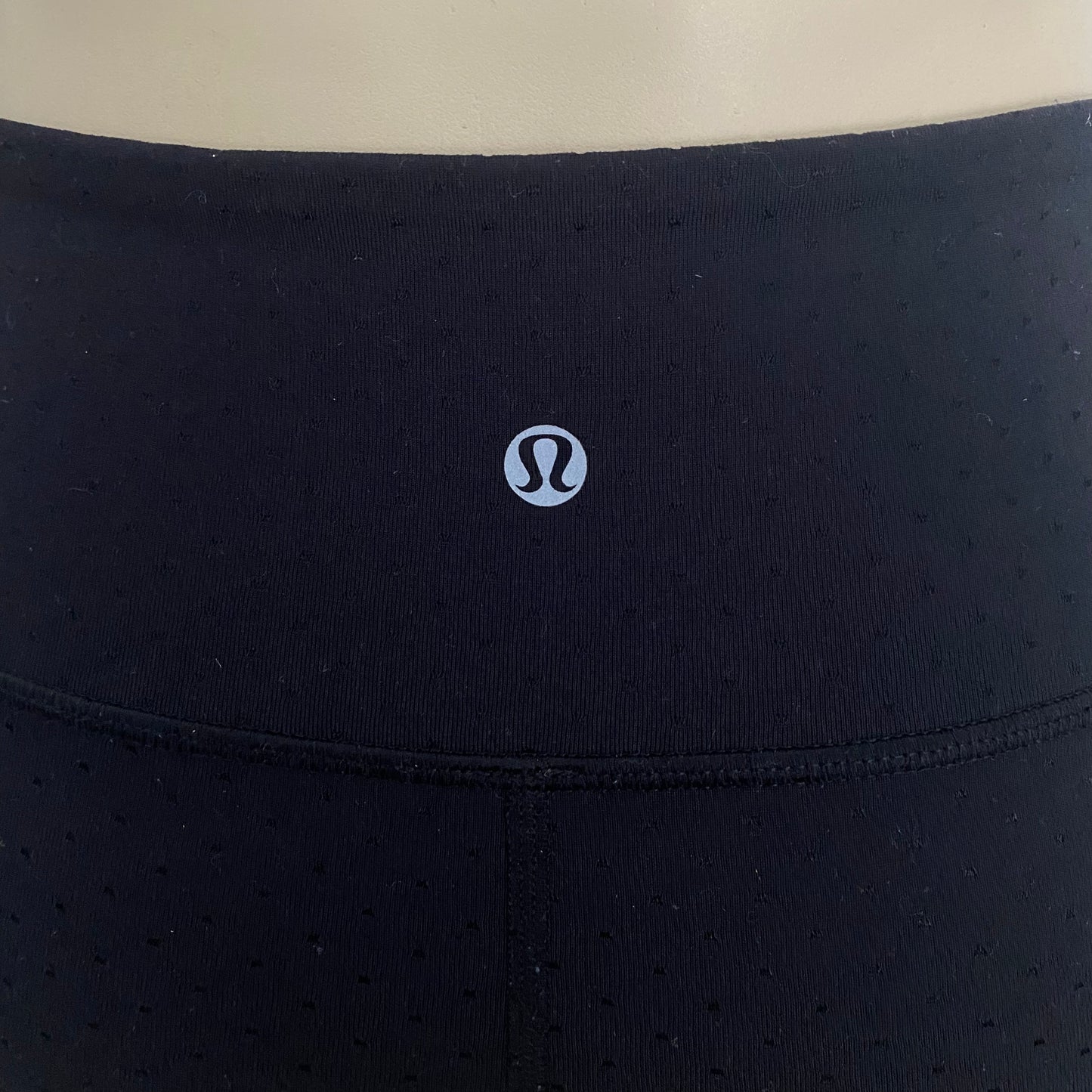 Rare Lululemon Boogie Shorts Shine Dot Black Size 4
