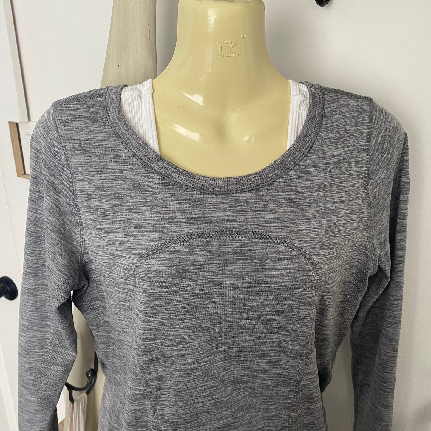 Lululemon Swiftly Breathe Relaxed Long Sleeve Size 6