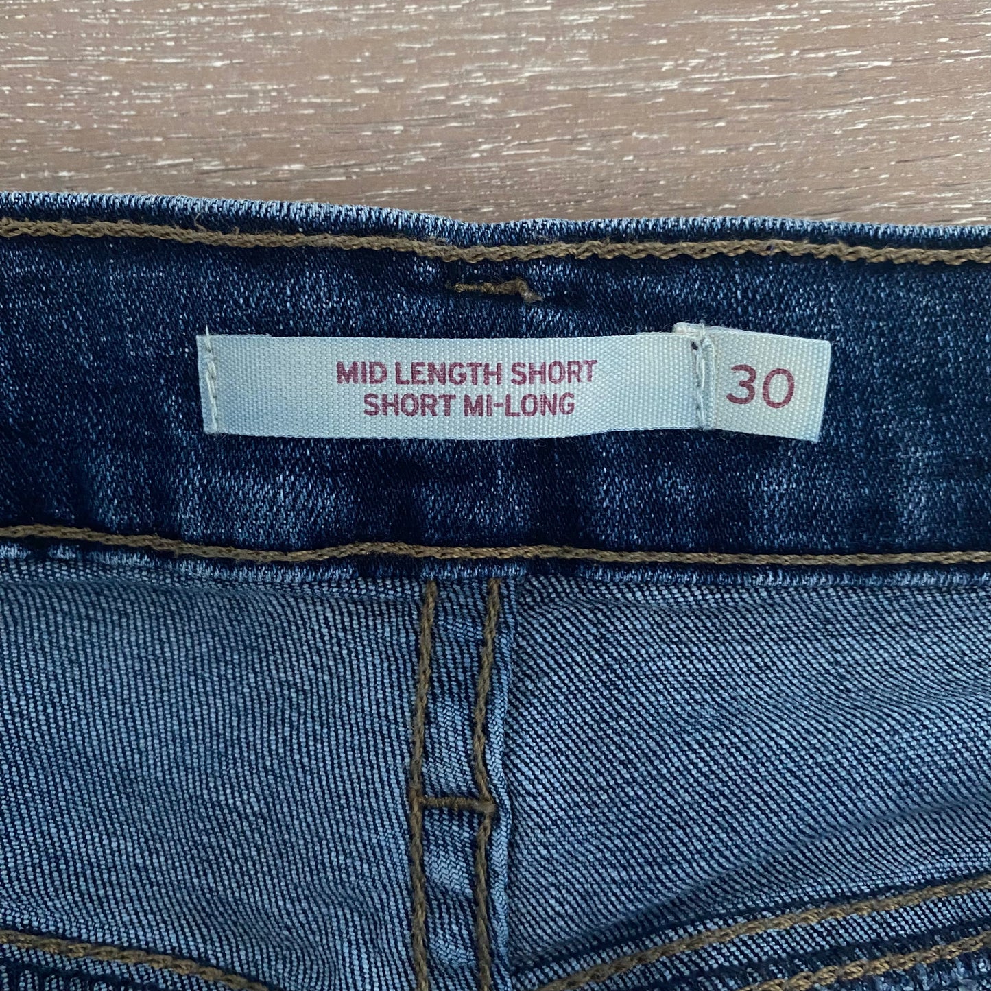 Levi’s Stretch Mid Length Denim Jean Shorts Coastal Cowgirl Size 30