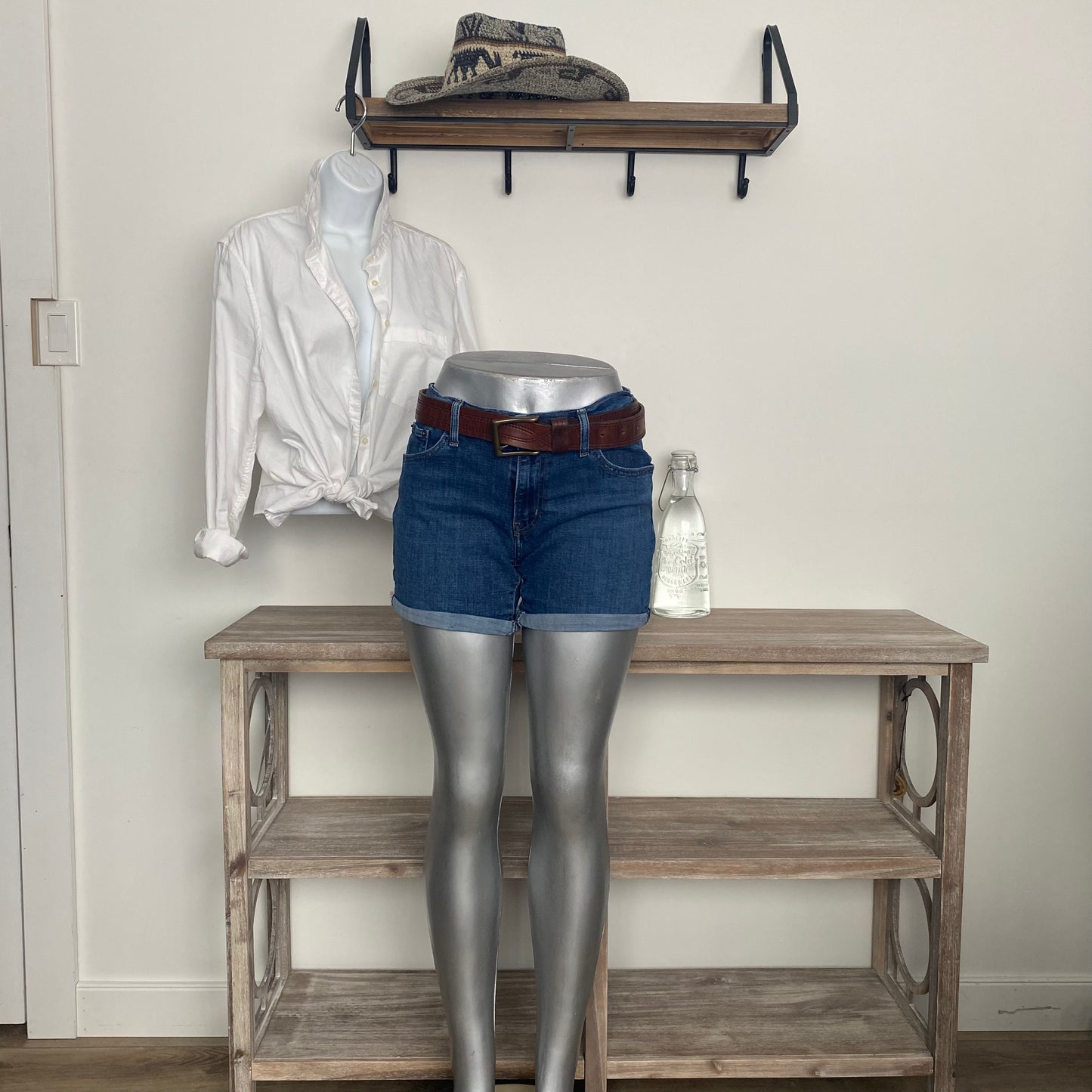 Levi’s Stretch Mid Length Denim Jean Shorts Coastal Cowgirl Size 30