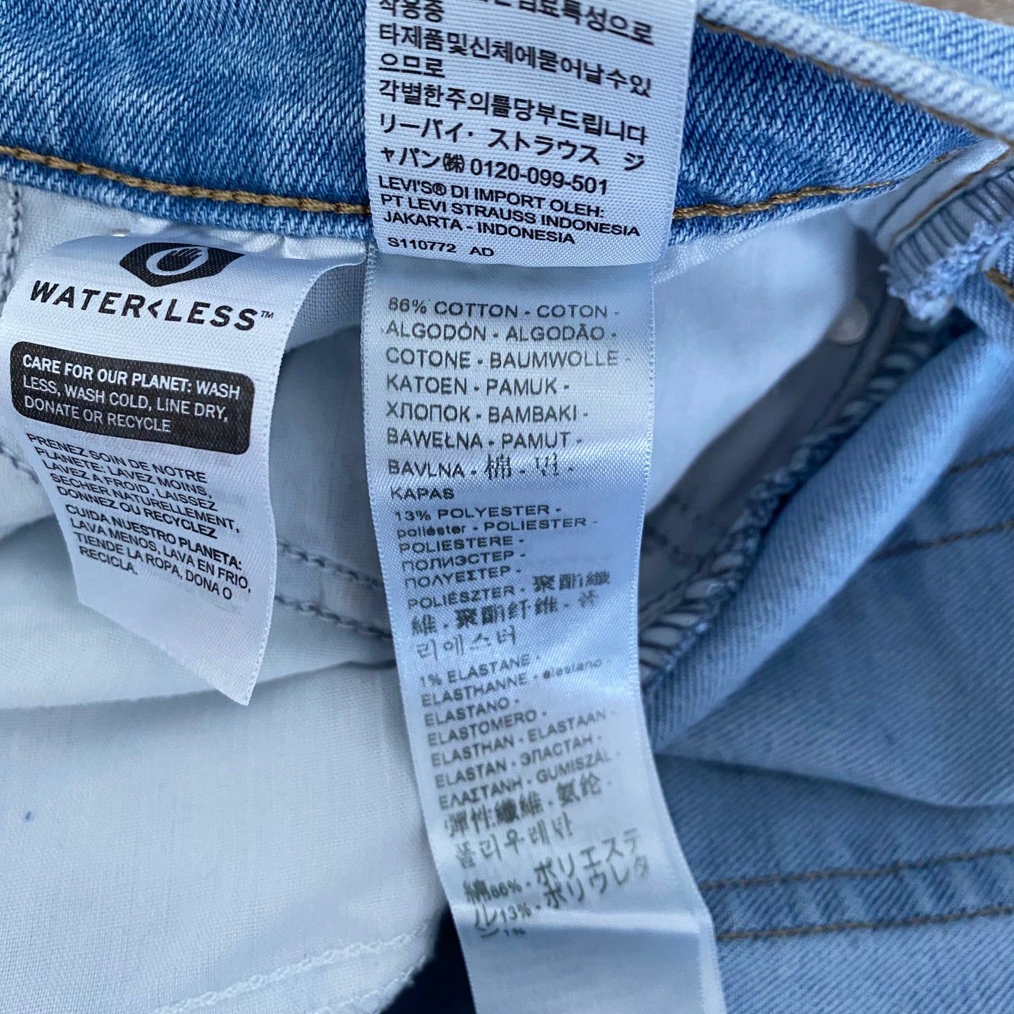 Levi’s High Waisted Mom Jeans Size 29