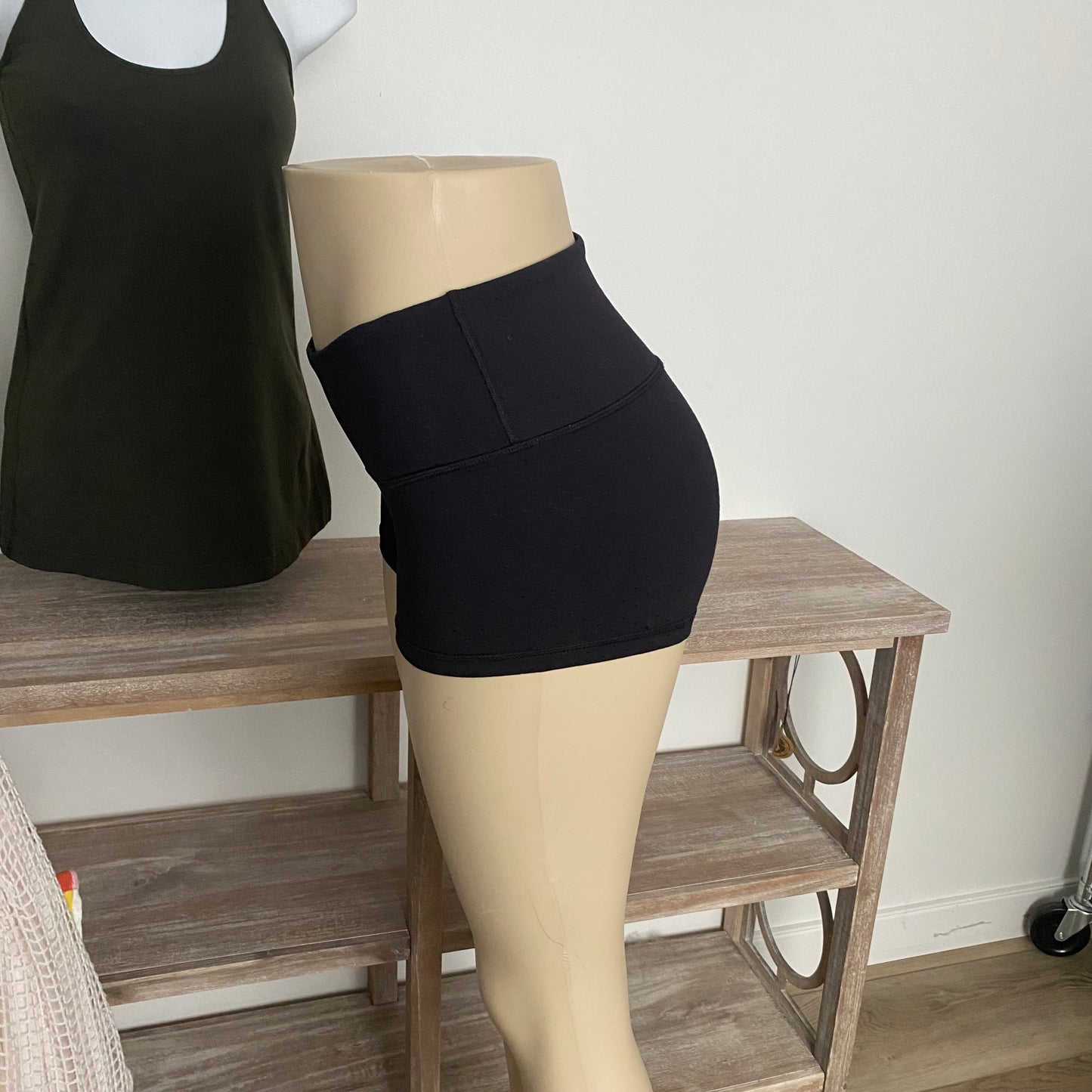 Rare Lululemon Boogie Shorts Shine Dot Black Size 4