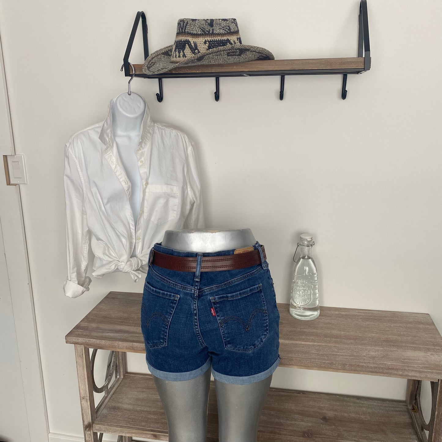 Levi’s Stretch Mid Length Denim Jean Shorts Coastal Cowgirl Size 30