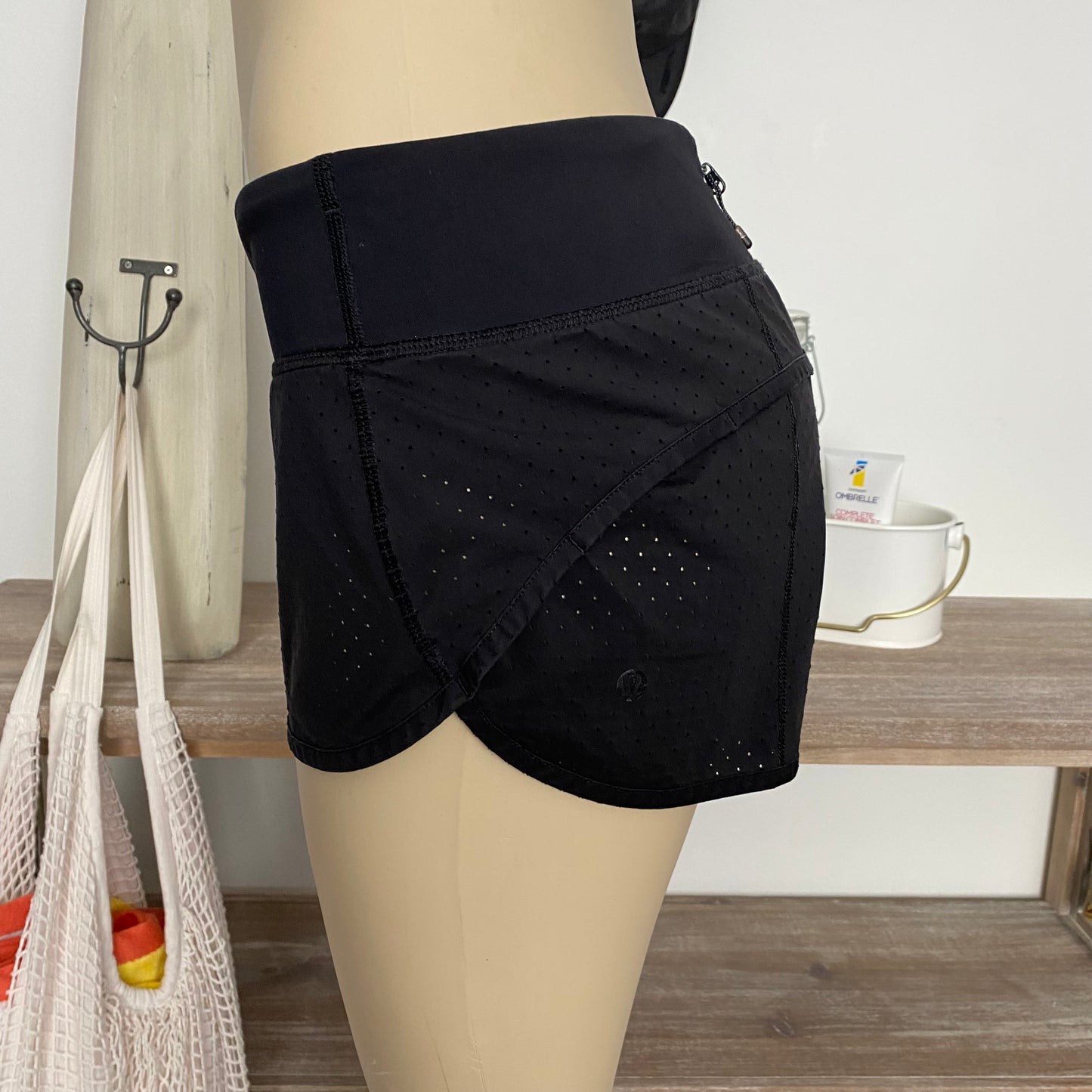 Lululemon Speed Shorts Perforated 2.5” Size 6