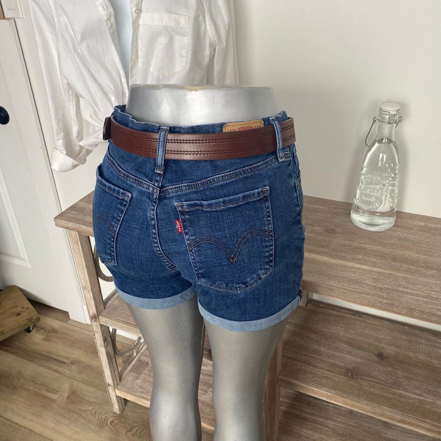 Levi’s Stretch Mid Length Denim Jean Shorts Coastal Cowgirl Size 30