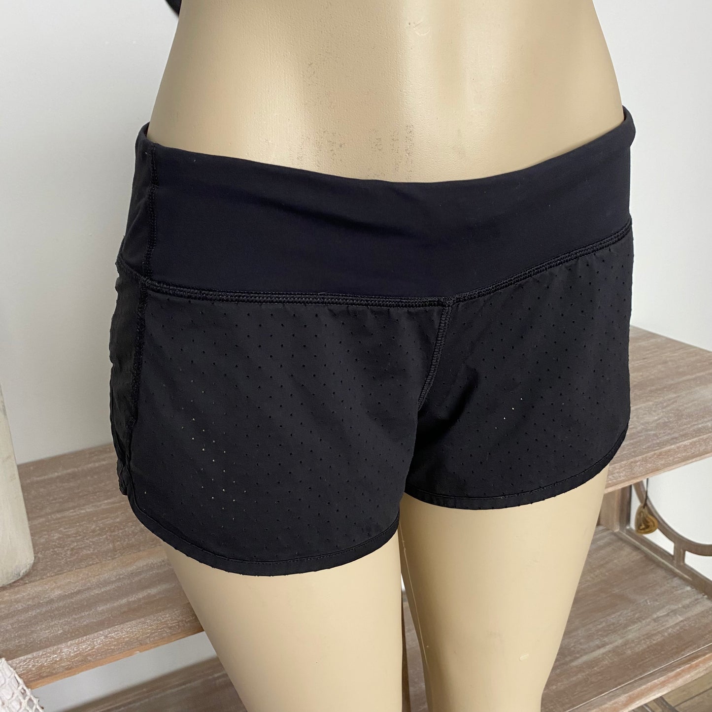 Lululemon Speed Shorts Perforated 2.5” Size 6