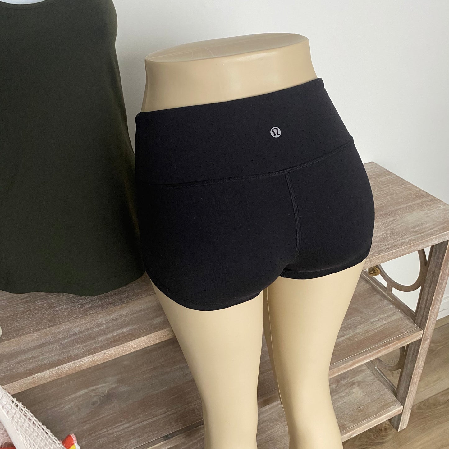 Rare Lululemon Boogie Shorts Shine Dot Black Size 4