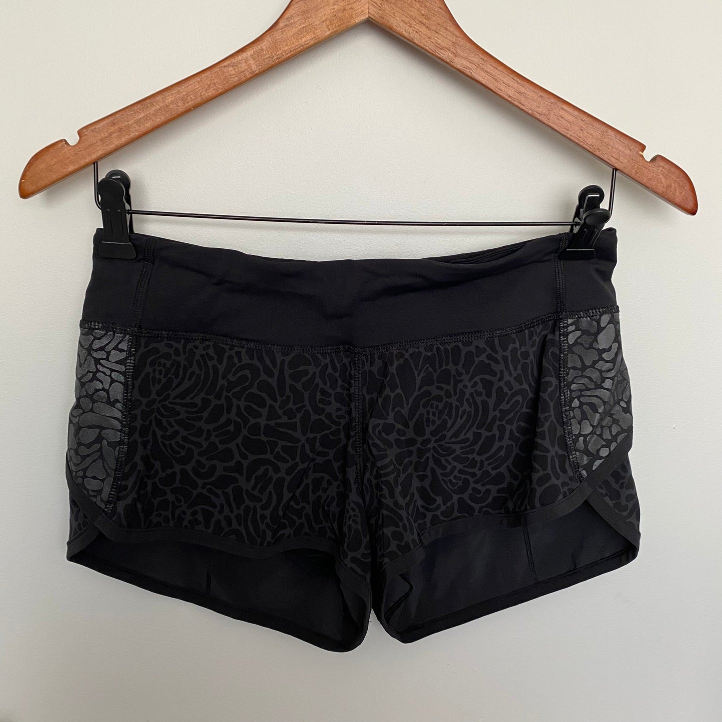 Lululemon Run Speed Shorts Graphic Size 4