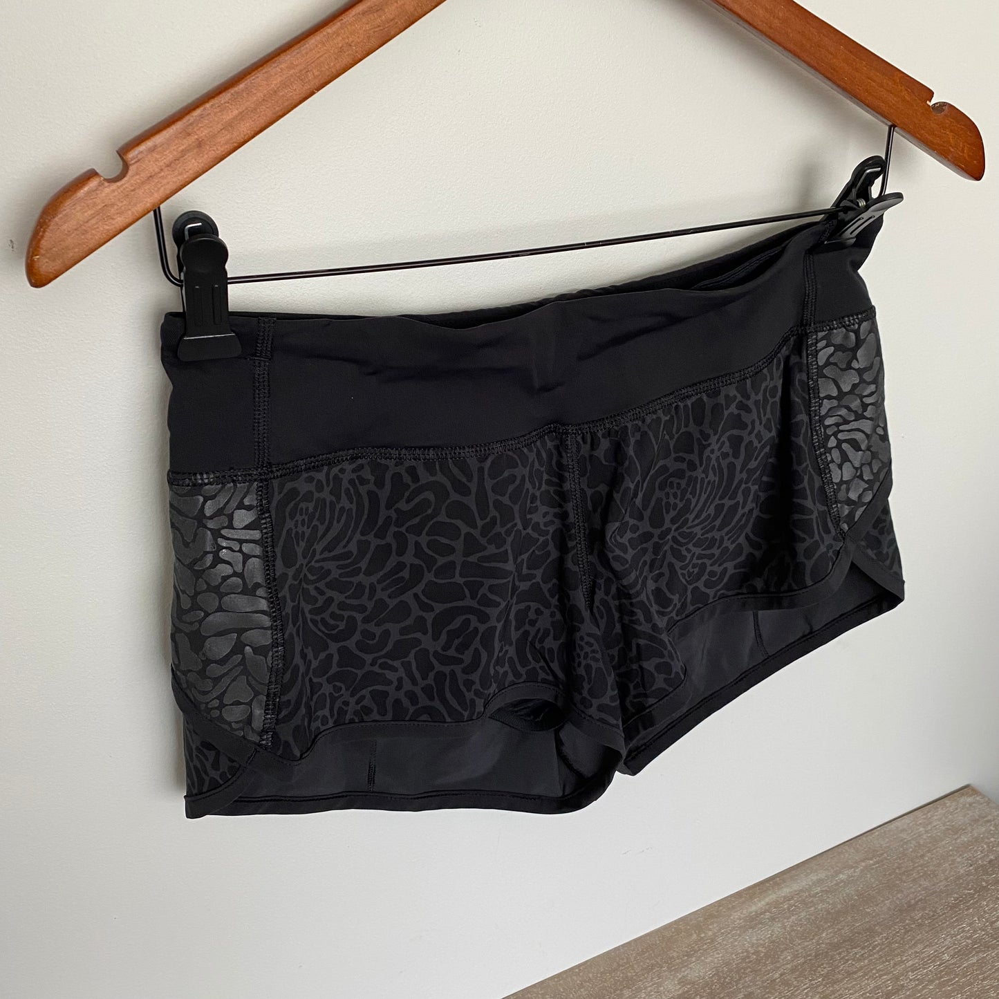 Lululemon Run Speed Shorts Graphic Size 4