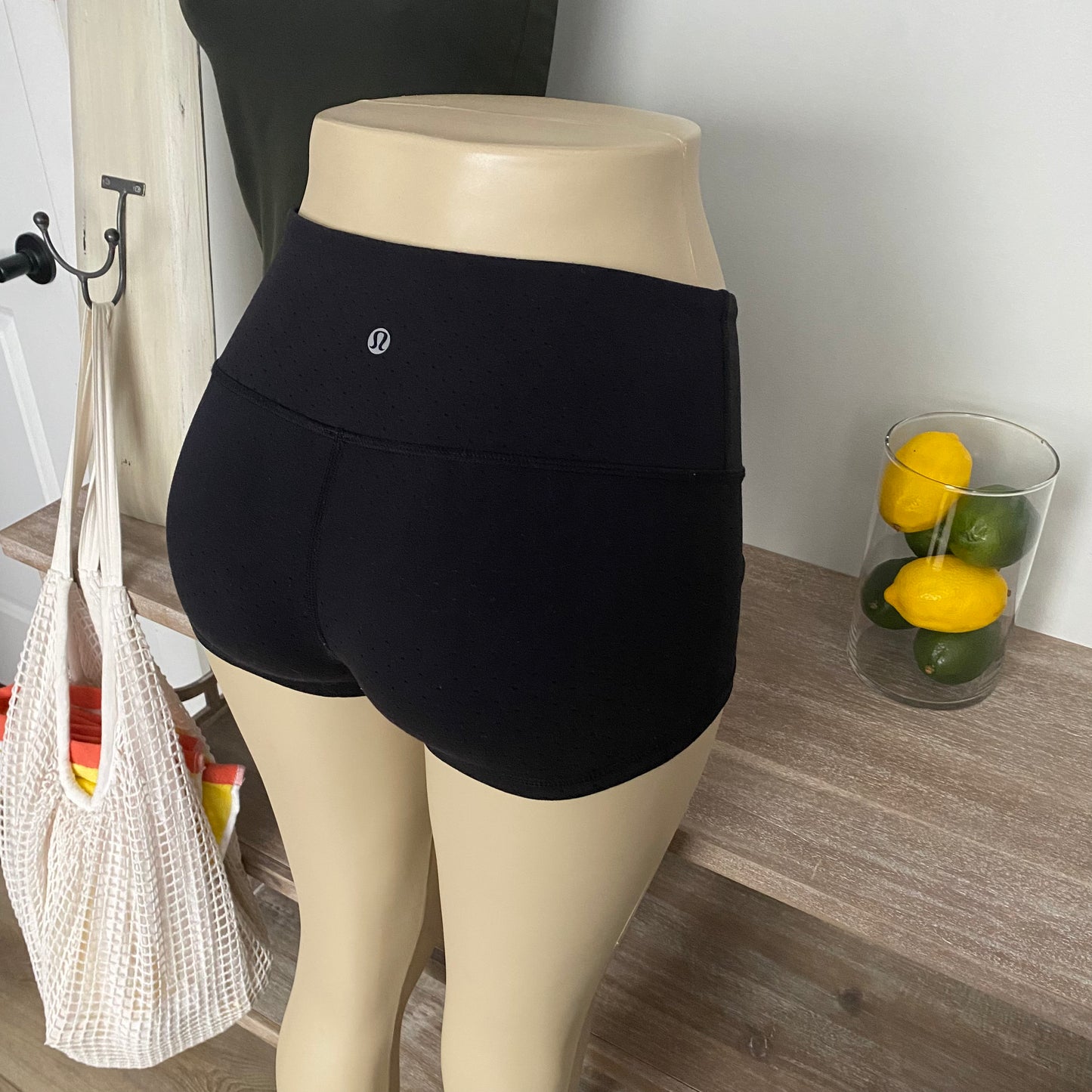 Rare Lululemon Boogie Shorts Shine Dot Black Size 4
