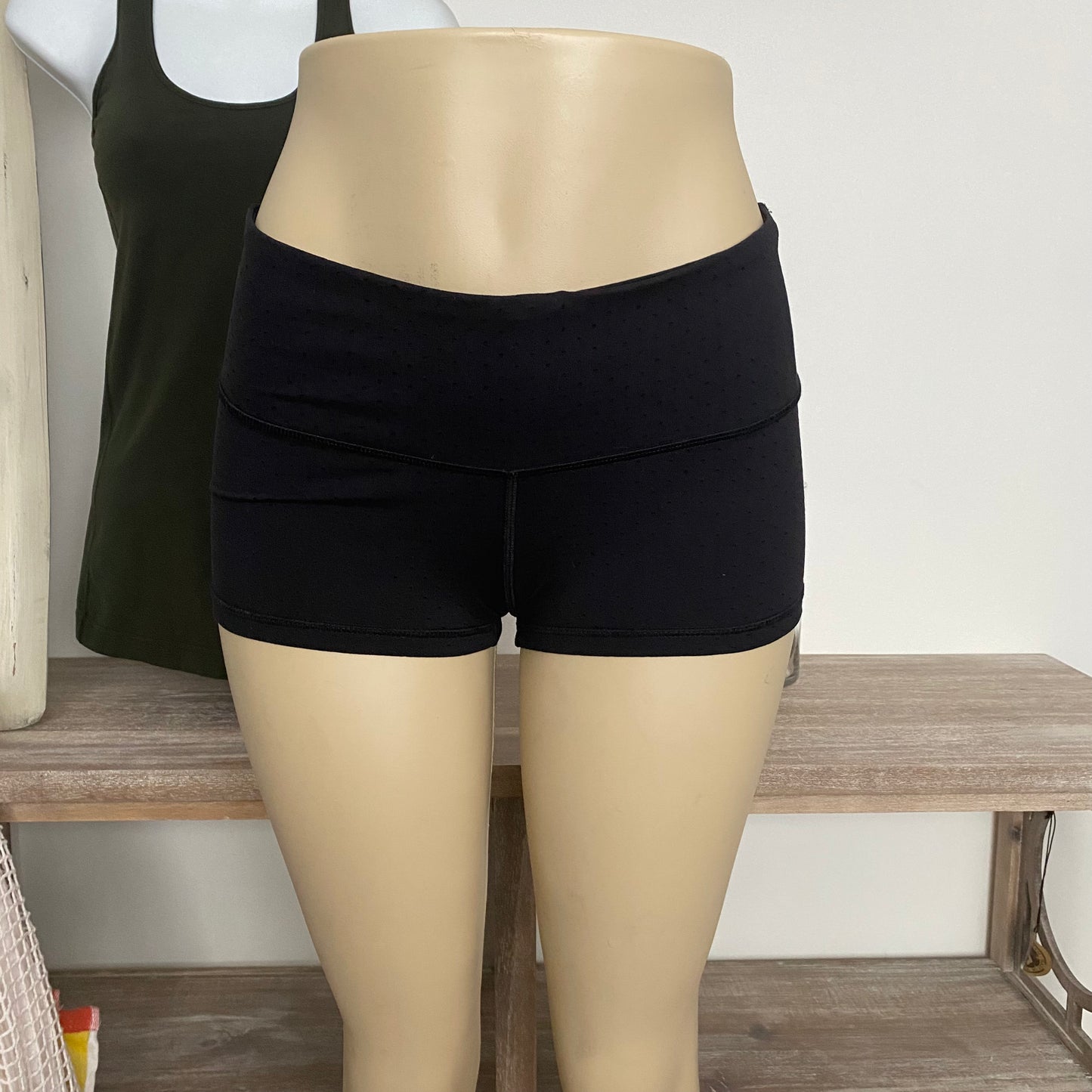 Rare Lululemon Boogie Shorts Shine Dot Black Size 4