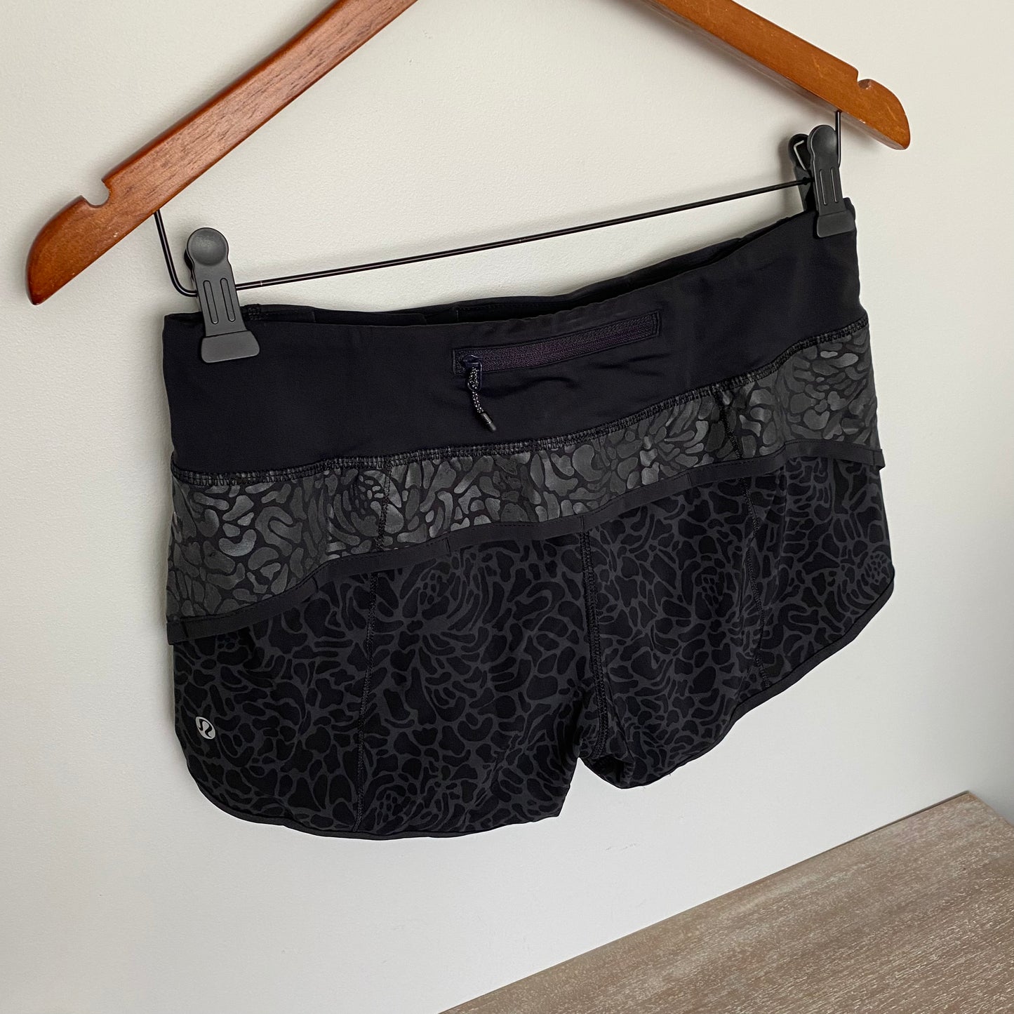 Lululemon Run Speed Shorts Graphic Size 4
