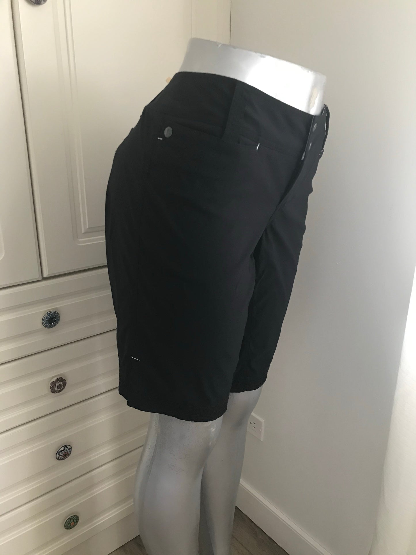 Lululemon Bermuda Shorts Black Like New Size 10 - Love it again boutique