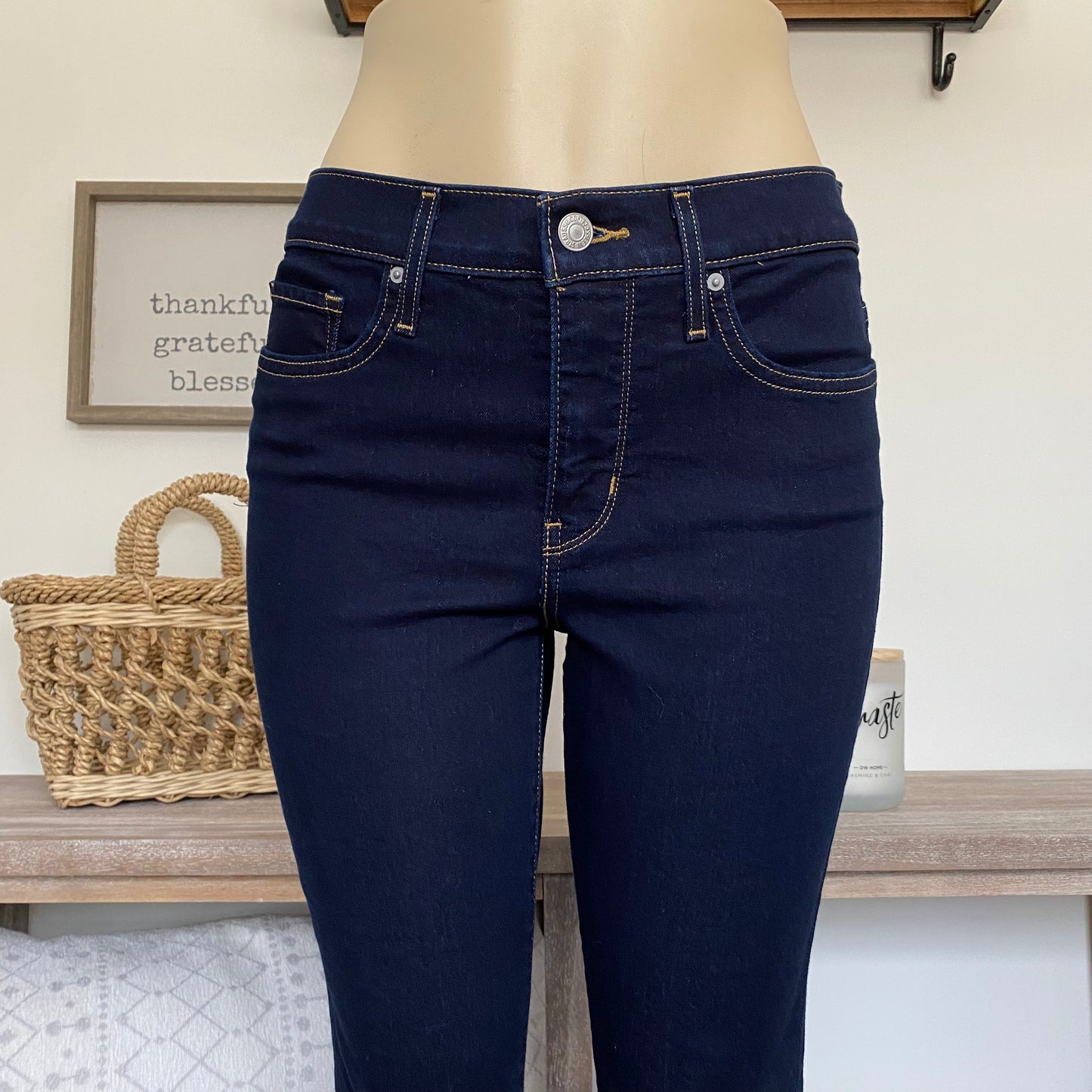 Levi’s 315 Shaping Bootcut Dark Wash Short Size 29