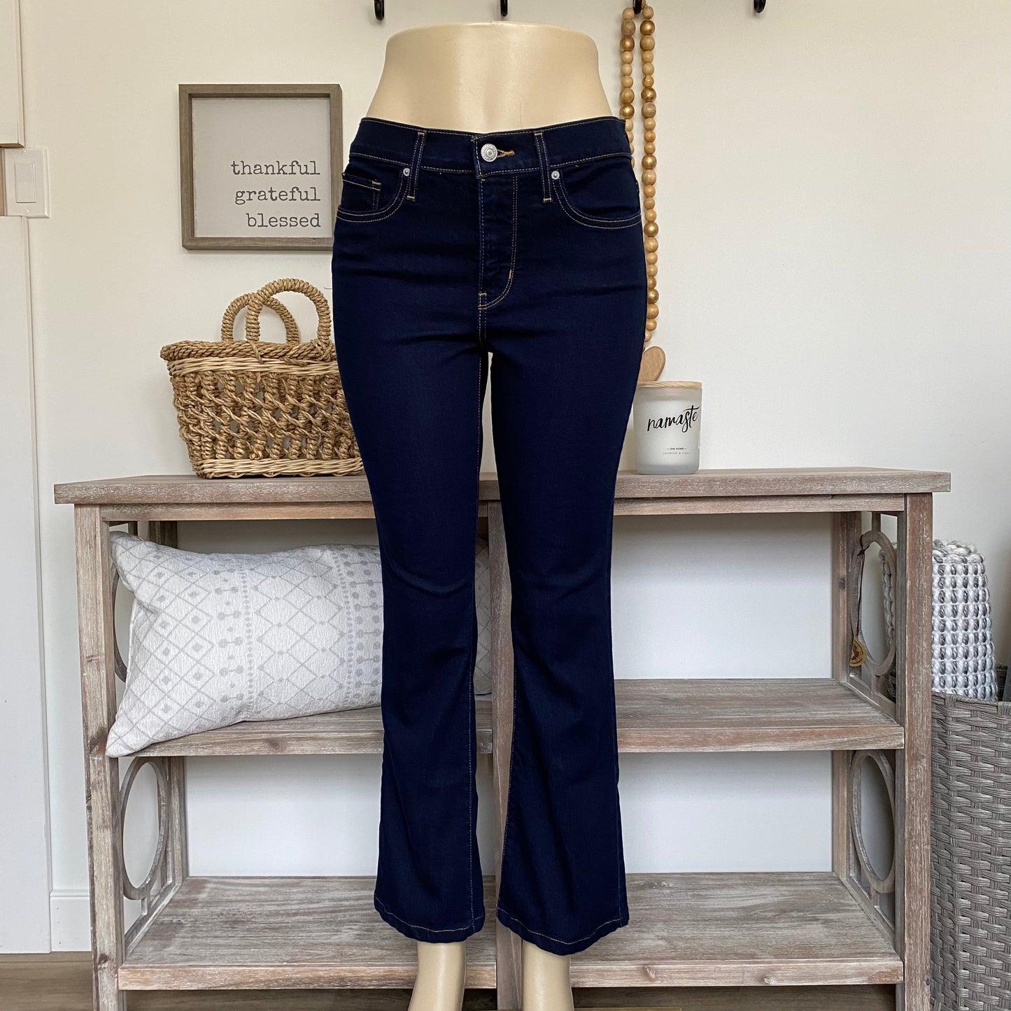Levis 315 Shaping Bootcut Dark Wash Short Size 29 - Love it again boutique