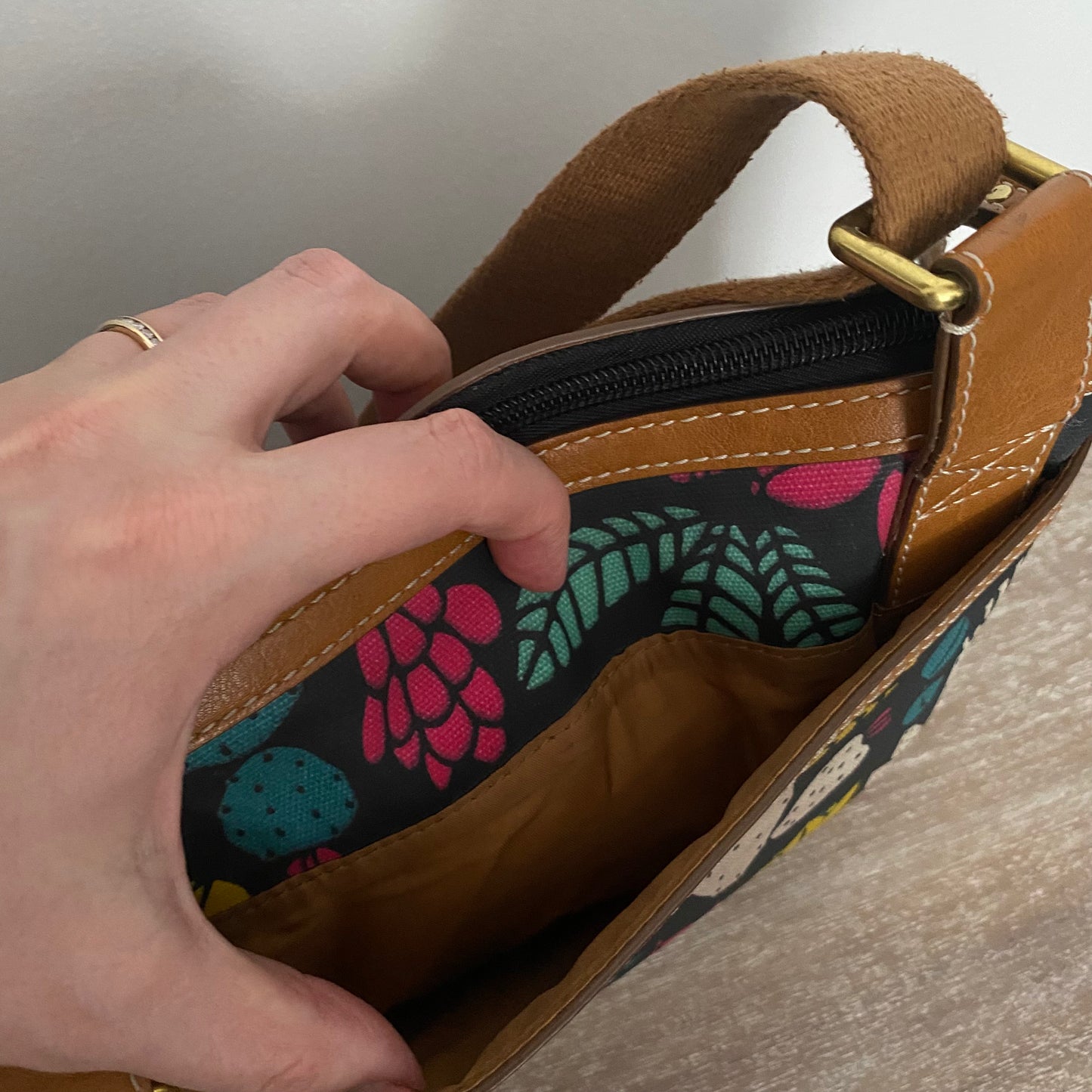 Gorgeous Fossil Purse Cognac Camel Leather Trim Crossbody Medium Size