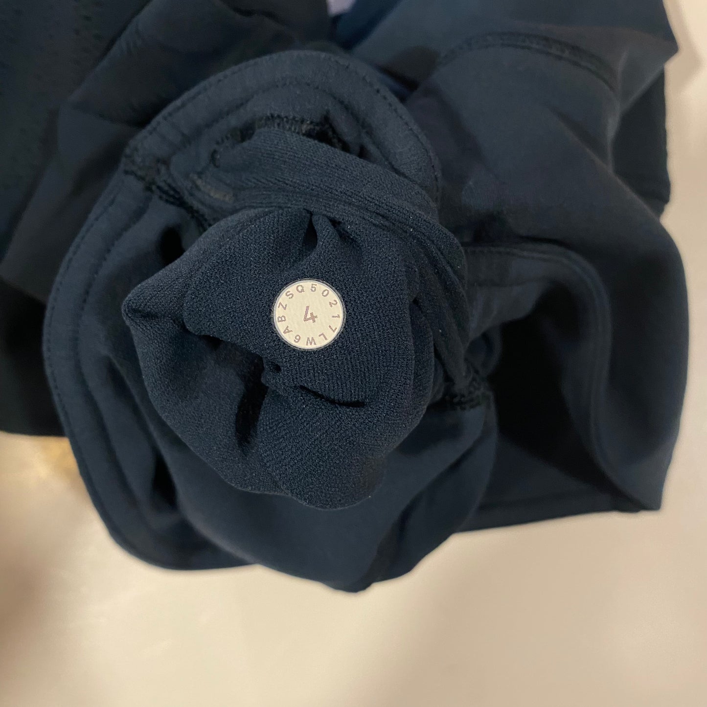 Lululemon Reveal Crops Size 4 - Love it again boutique