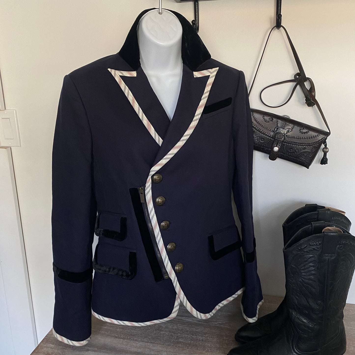BCBGMaxAzria Fitted Twill Blazer Suit Jacket Like New Small - Love it again boutique