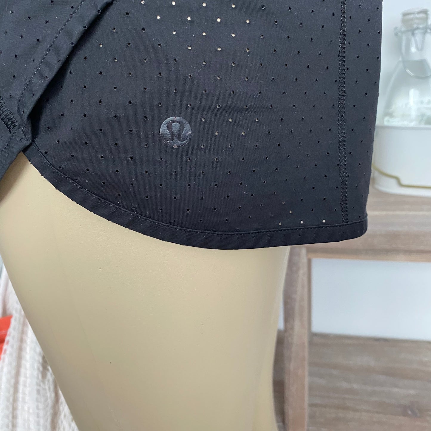 Lululemon Speed Shorts Perforated 2.5” Size 6