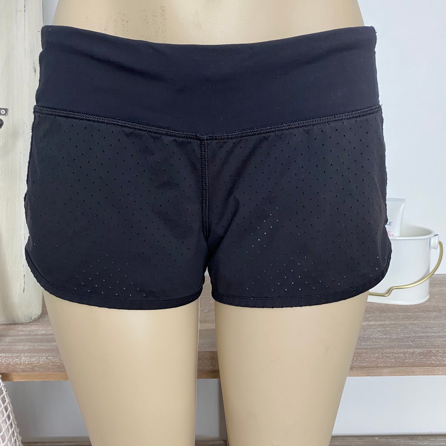 Lululemon Speed Shorts Perforated 2.5” Size 6