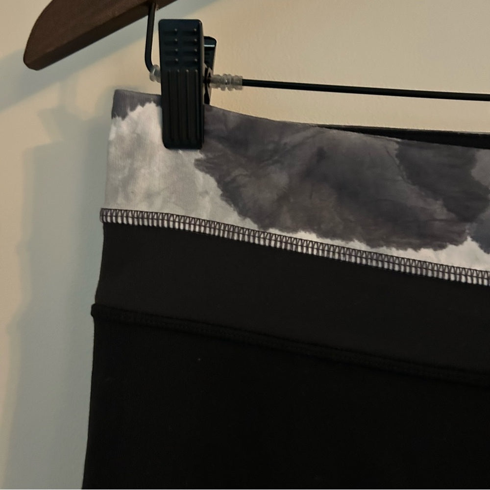 Lululemon Groove Crops Reversible Luon Rare Size 8