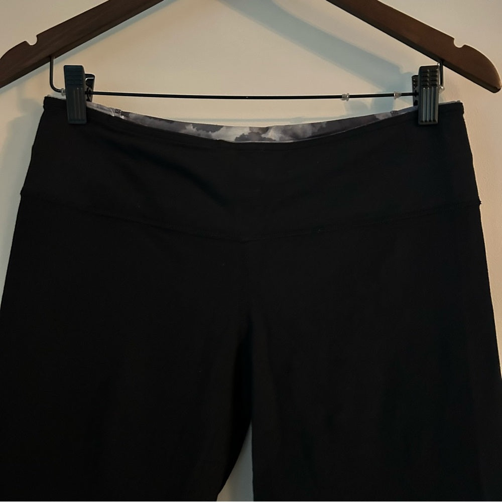 Lululemon Groove Crops Reversible Luon Rare Size 8
