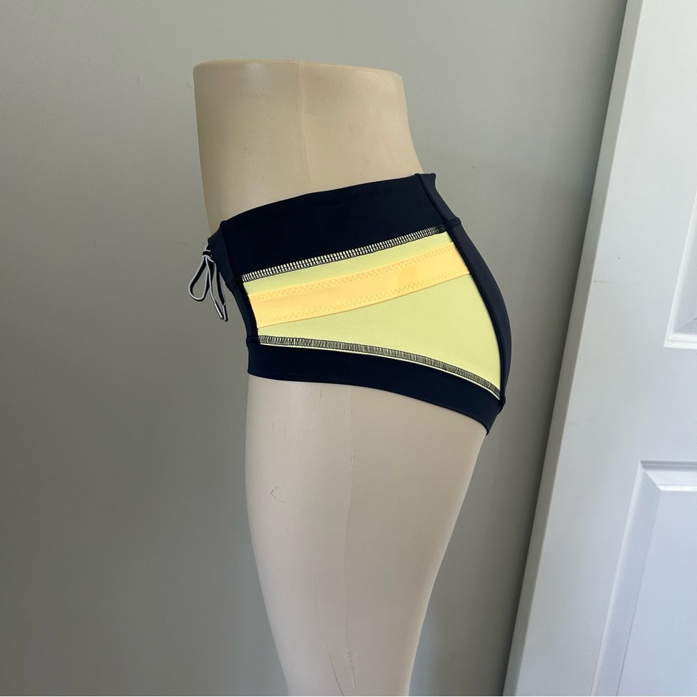 Lululemon Heat Up Shorts Rare Size Small