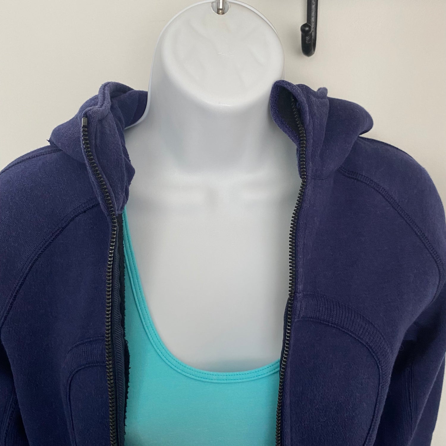 Lululemon Scuba Hoodie Size 4 - Love it again boutique