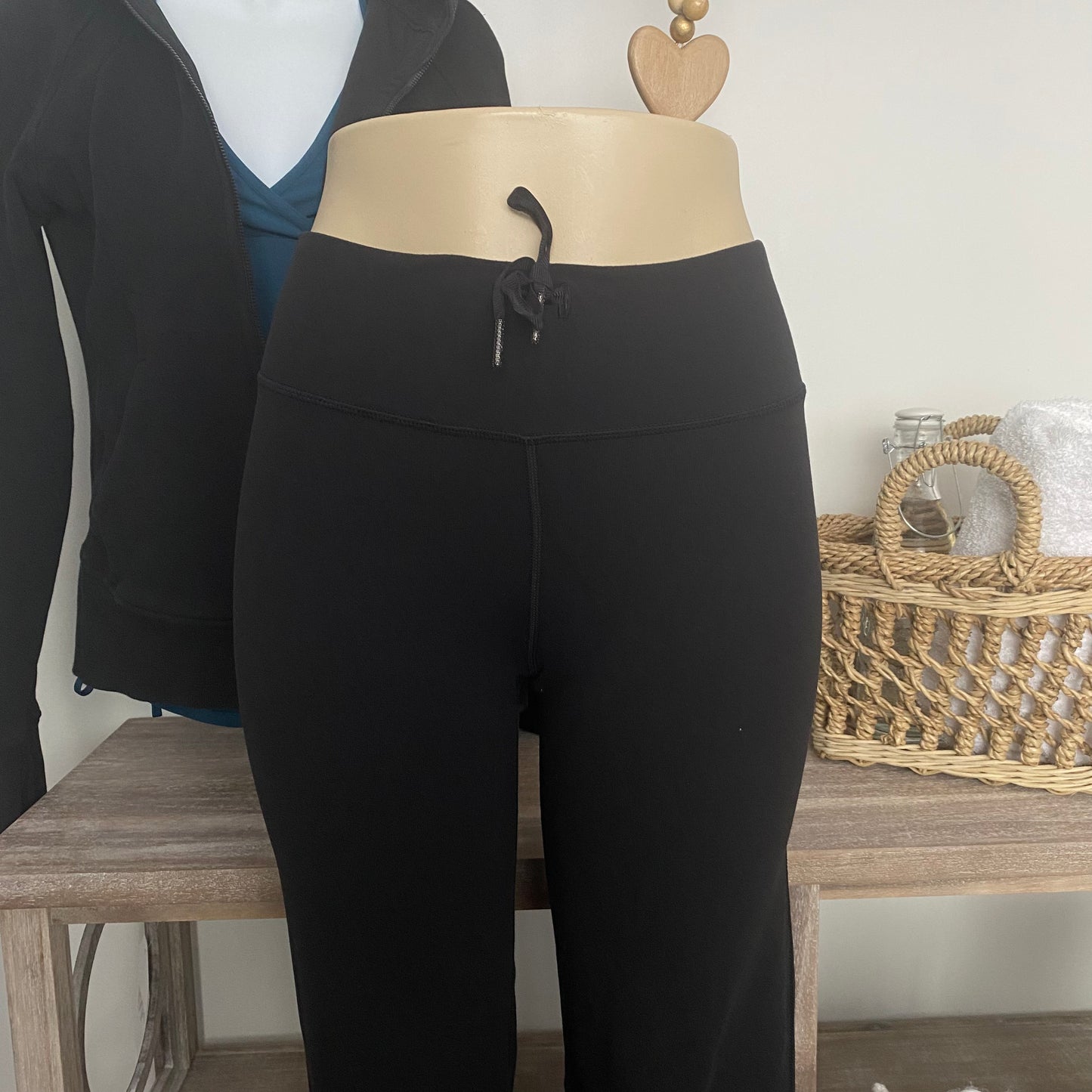 Lululemon Relaxed Fit Pants Black Size 4